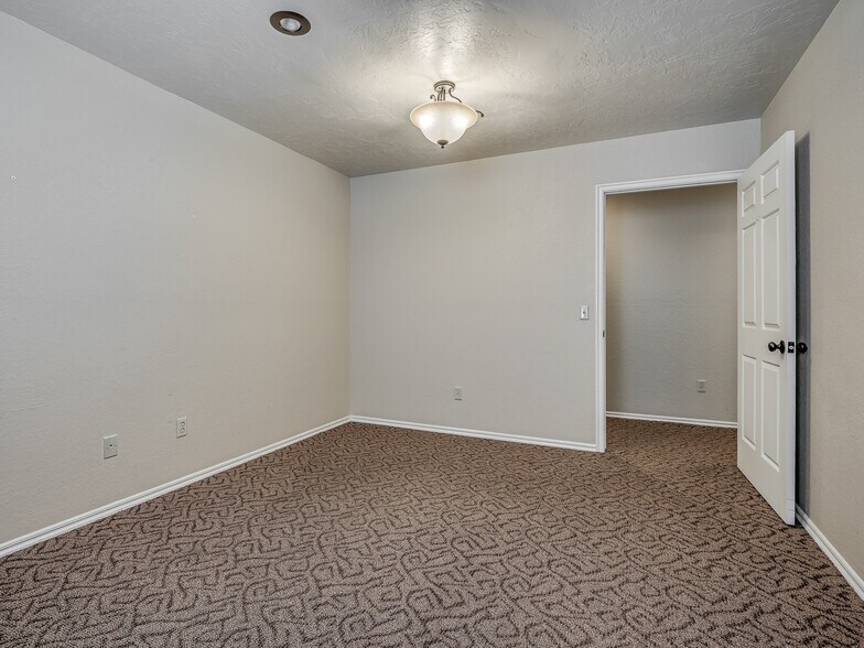 More Photos Of 525 Tower Dr, Moore Office For Lease