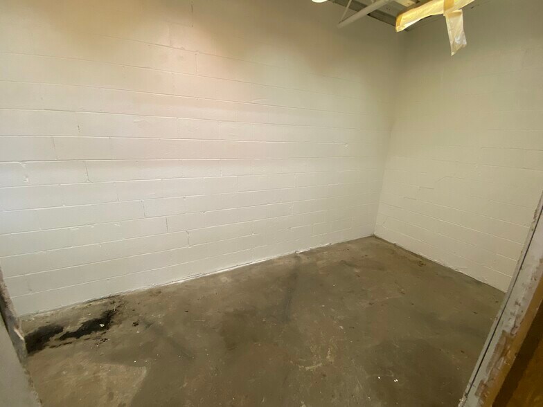 More Photos Of 213 S Rockford Ave, Tulsa Warehouse For Lease