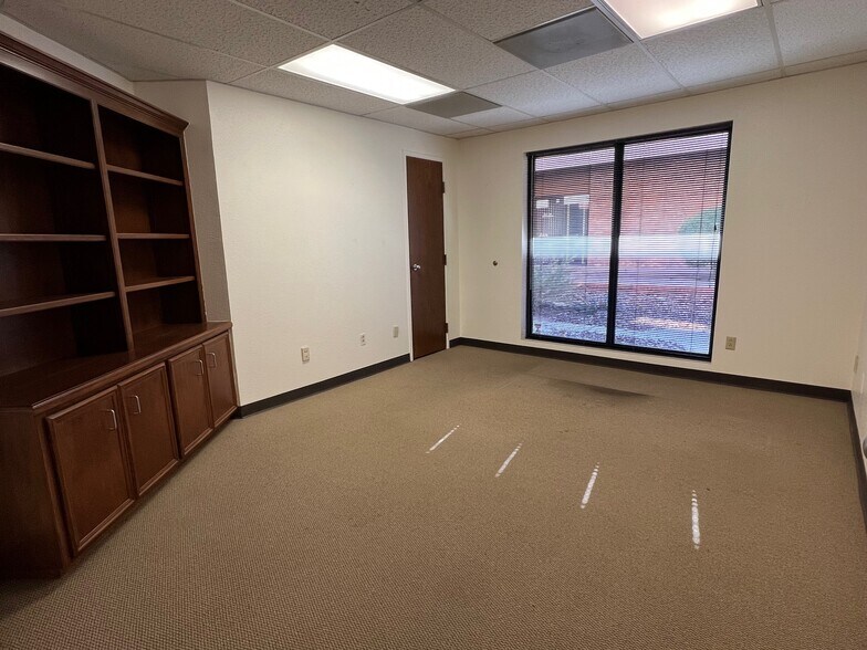 More Photos Of 4415-4417 71st St, Lubbock Office For Sale