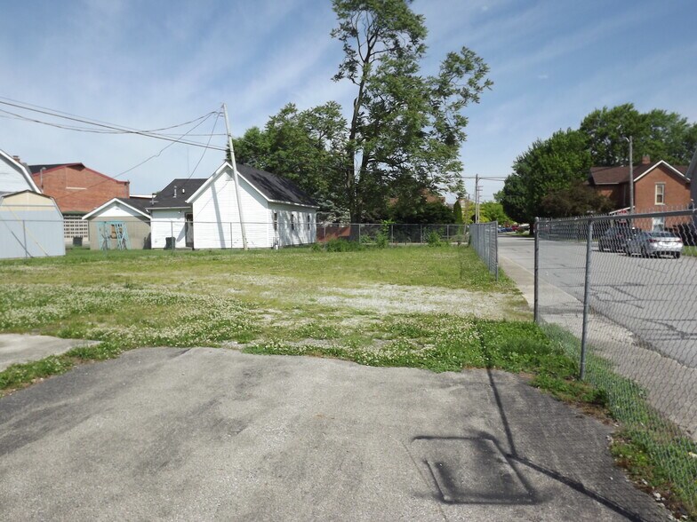 More Photos Of 135 E Broadway St, Fortville Storefront For Sale