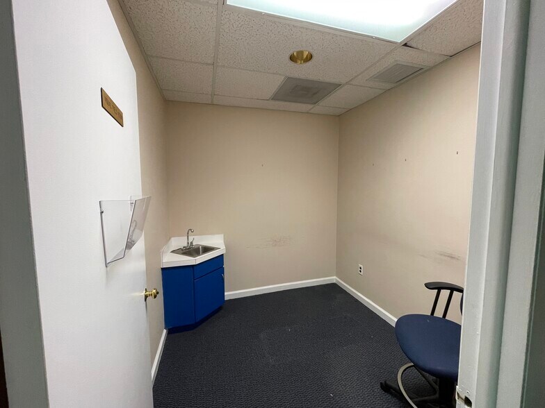 More Photos Of 11355 Pembrooke Sq, Waldorf Medical For Sale