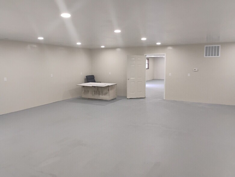 More Photos Of 210 Springfield Rd, Gillespie Flex For Sale