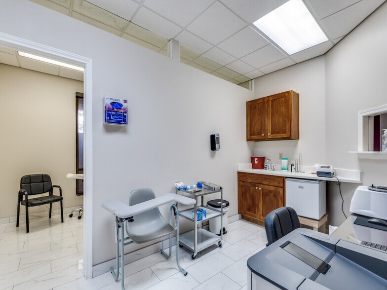 More Photos Of 330 Grapevine Hwy, Hurst Office For Sale