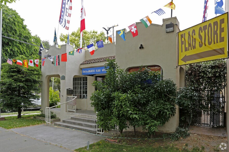 More Photos Of 3001 D St, Sacramento Storefront For Sale