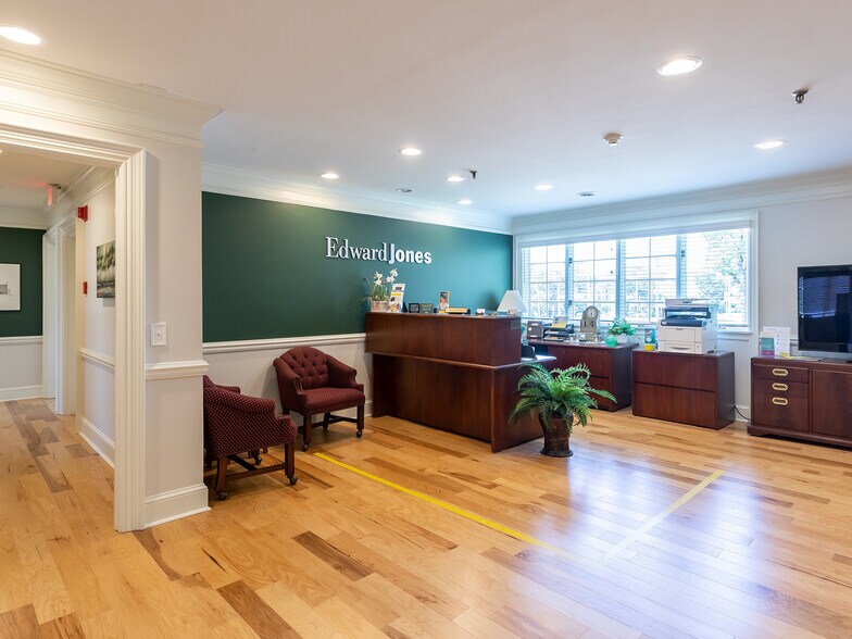 More Photos Of 301 W Roosevelt Rd, Wheaton Office For Lease