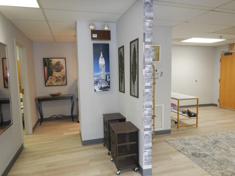 More Photos Of 254 N Broadway, Salem Storefront Retail Office For Sale