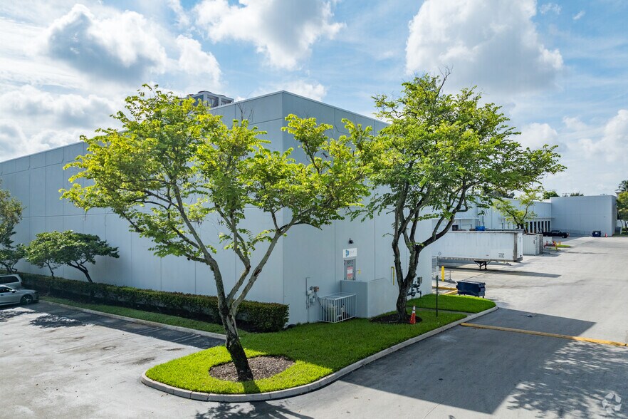 More Photos Of 8815 NW 33rd St, Doral Warehouse For Lease