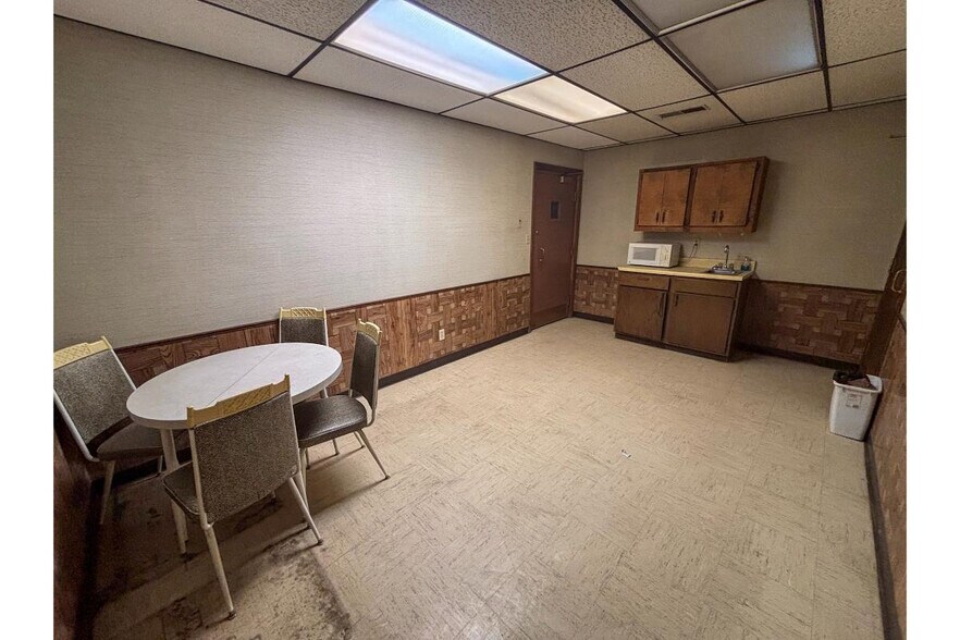 More Photos Of SE 241 SE 10 Ave, Great Bend Warehouse For Sale