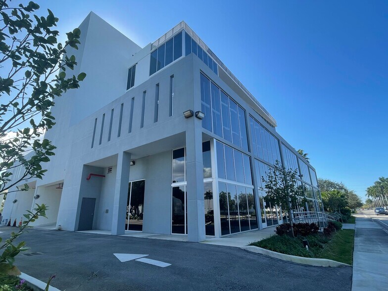 More Photos Of 10450 NW 33rd St, Doral Office For Sale