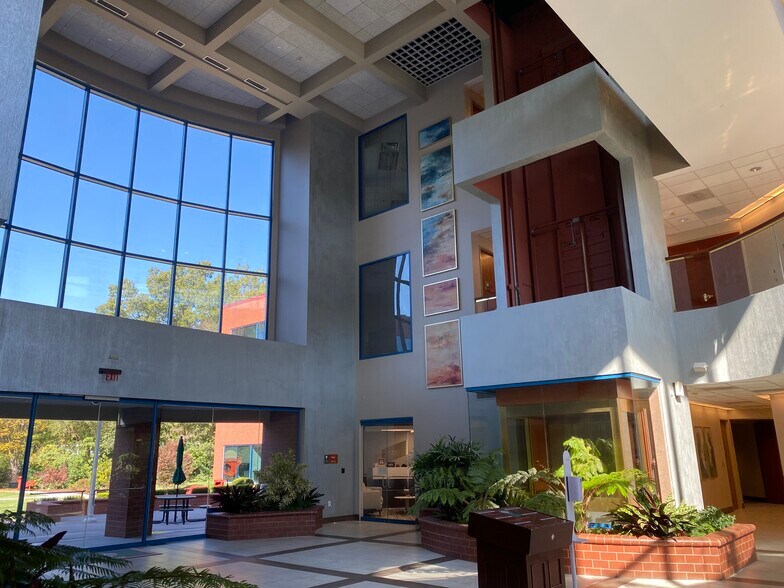 More Photos Of 1225 E Weisgarber Rd, Knoxville Office For Lease