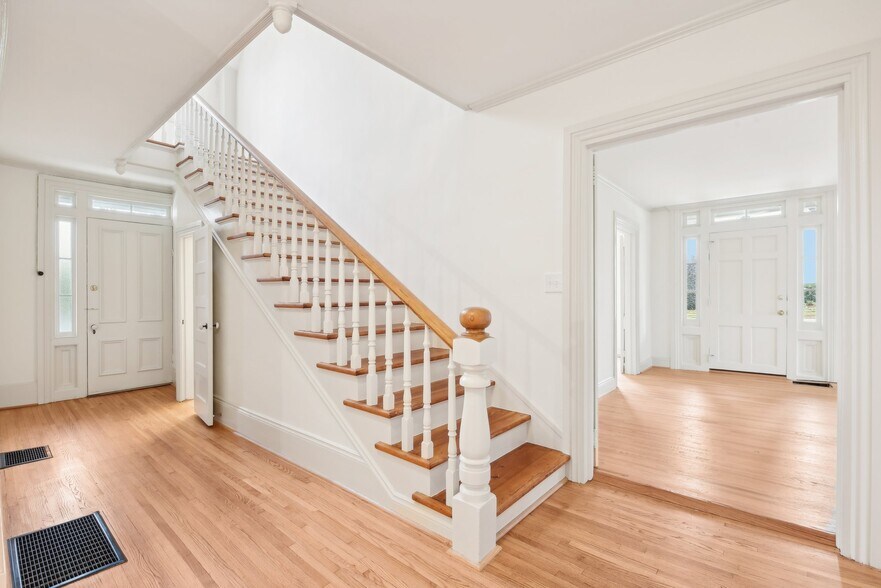 More Photos Of 305 S Main St, Davidson Office For Sale