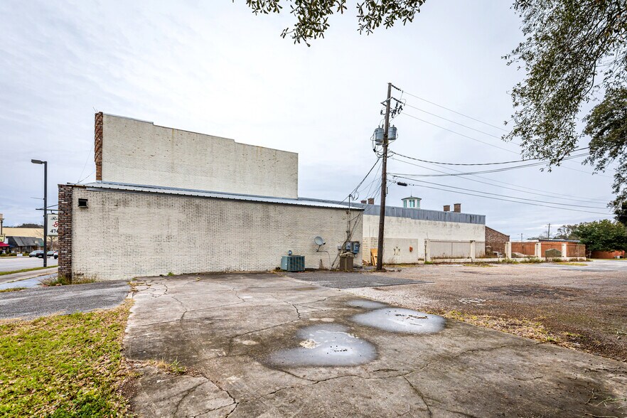 More Photos Of 4914 Main St, Moss Point Storefront For Sale