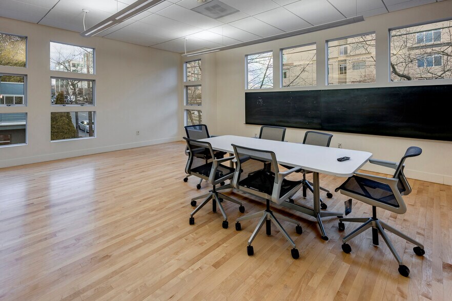 More Photos Of 921 Aurora Ave N, Seattle Office For Sale