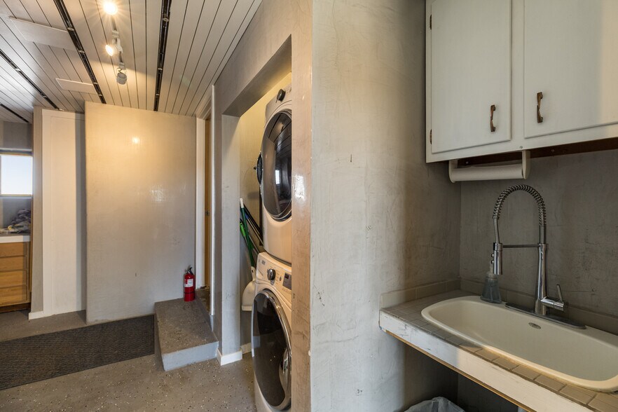 More Photos Of 102 Rabbit Rd, Santa Fe Specialty For Sale