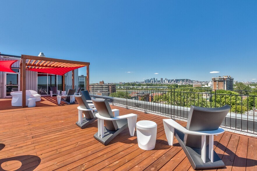 More Photos Of 2-14 Boul Désaulniers, Saint-lambert Office For Lease