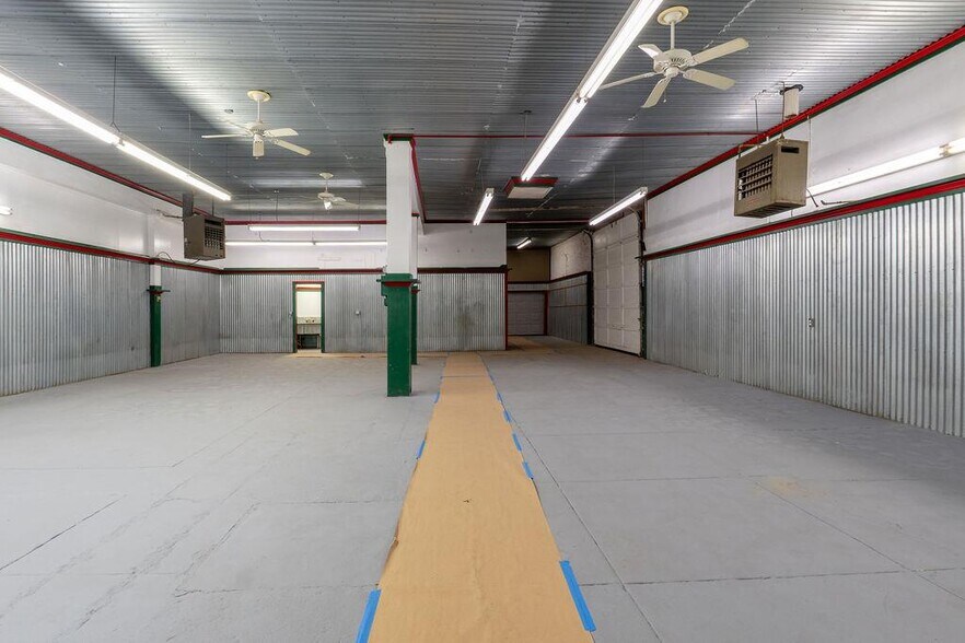 More Photos Of 116-118 S Union Ave, Shawnee Showroom For Sale