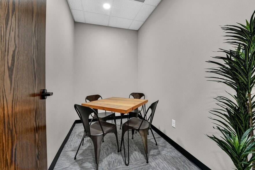 More Photos Of 203 N Main St, Weatherford Storefront Retail Office For Lease