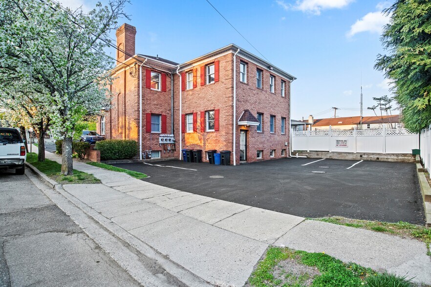 More Photos Of 191 Forest Ave, Locust Valley Storefront Retail Office For Sale