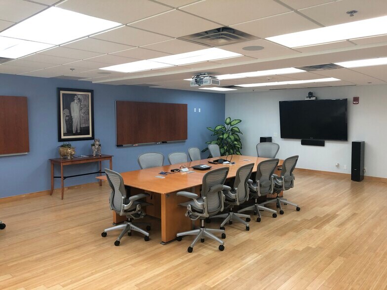 More Photos Of 7007 NW 77th Ave, Miami Showroom For Sale