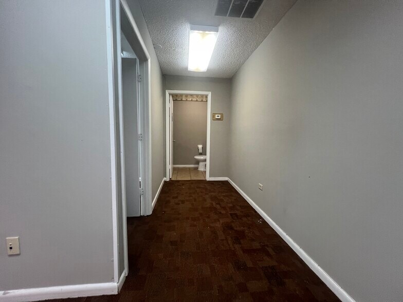 More Photos Of 2426 Mayport Rd, Jacksonville Showroom For Lease