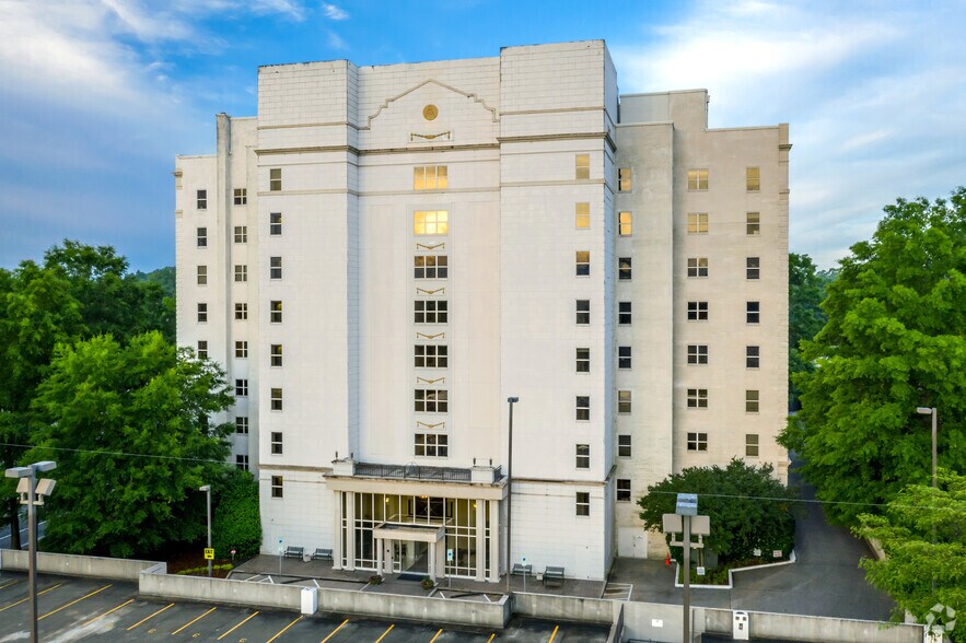 More Photos Of 831 E Morehead St, Charlotte Office For Lease