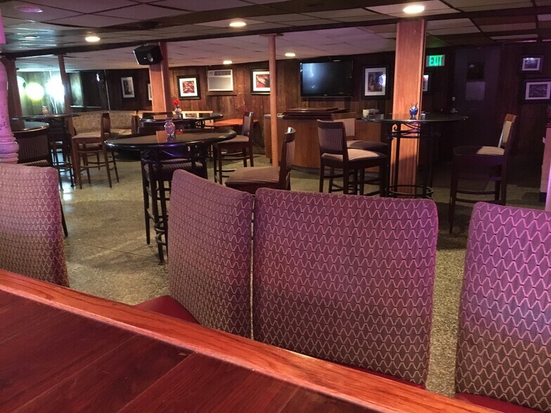 More Photos Of 726 Londontown Rd, Edgewater Restaurant For Sale