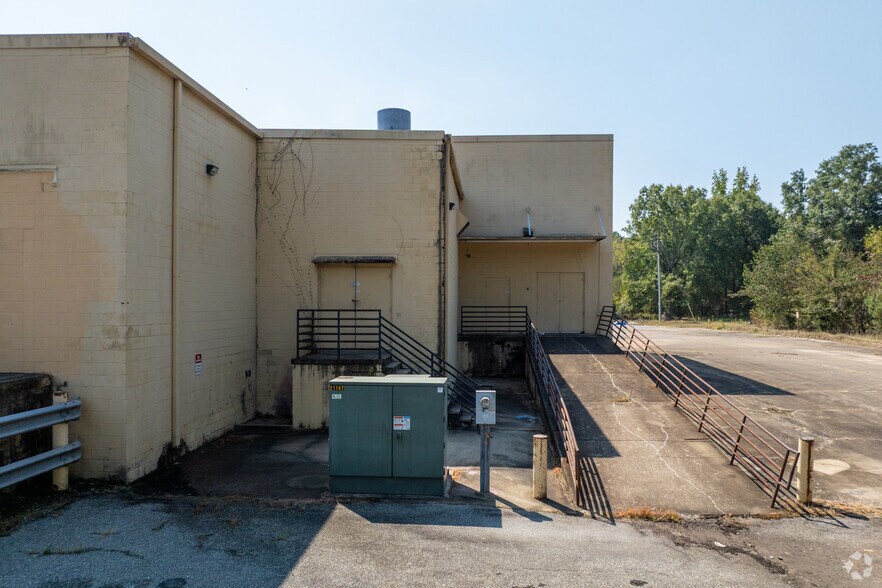 More Photos Of 1607 S Lumpkin Rd, Columbus Storefront For Lease