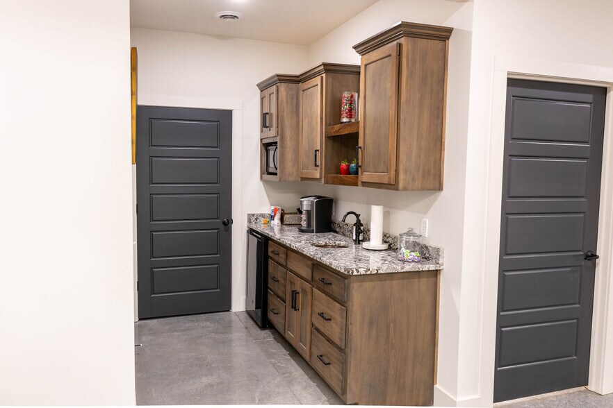 More Photos Of 5830 Highway 231 S, Castalian Springs Showroom For Sale