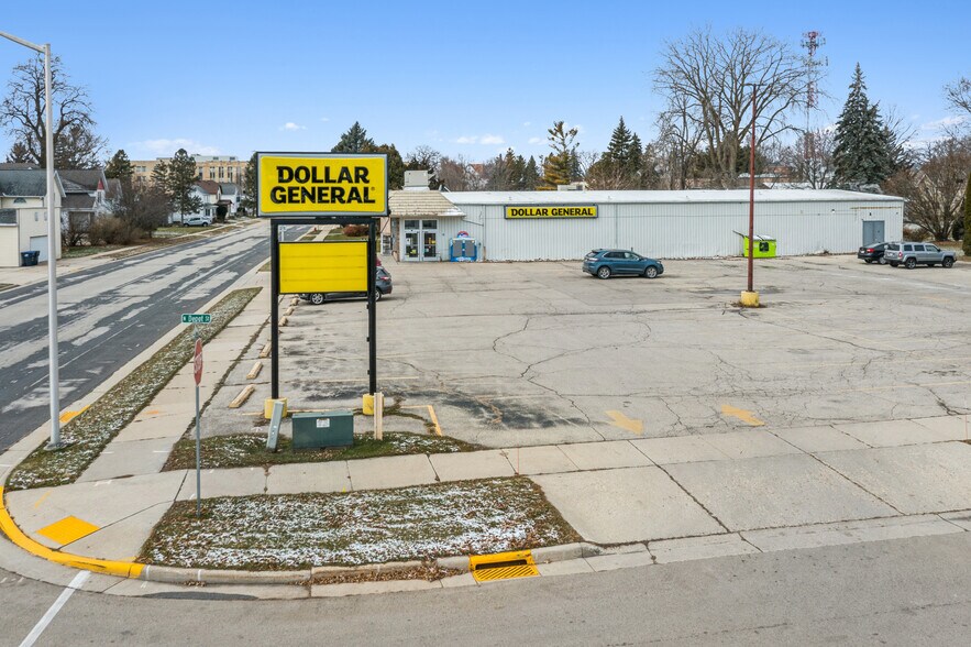 More Photos Of 331 E Center St, Juneau Storefront For Sale
