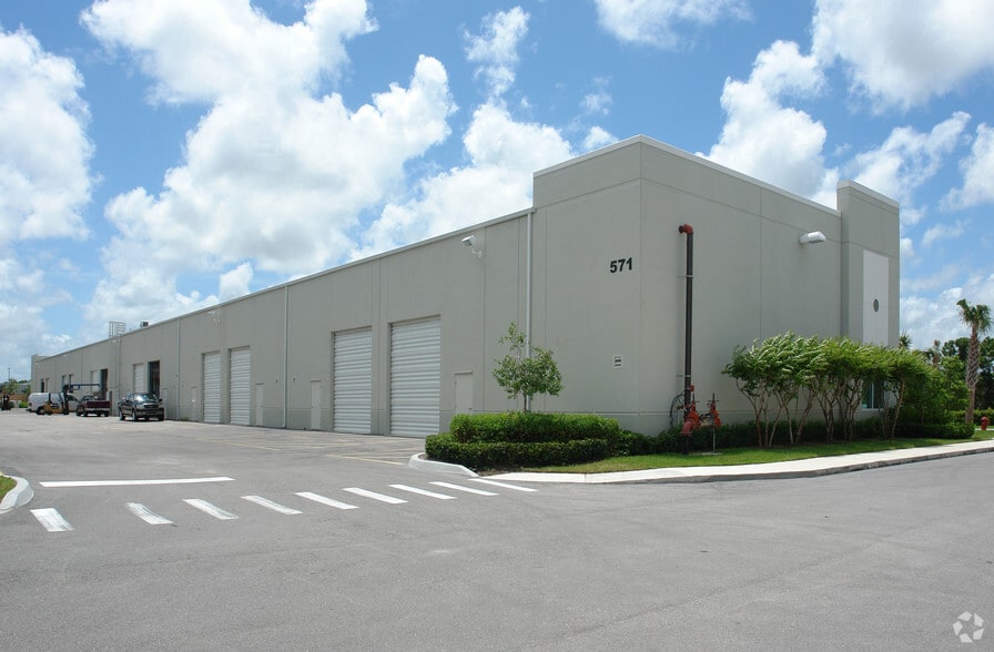 More Photos Of 571 NW Mercantile Pl, Port Saint Lucie Light Manufacturing For Lease