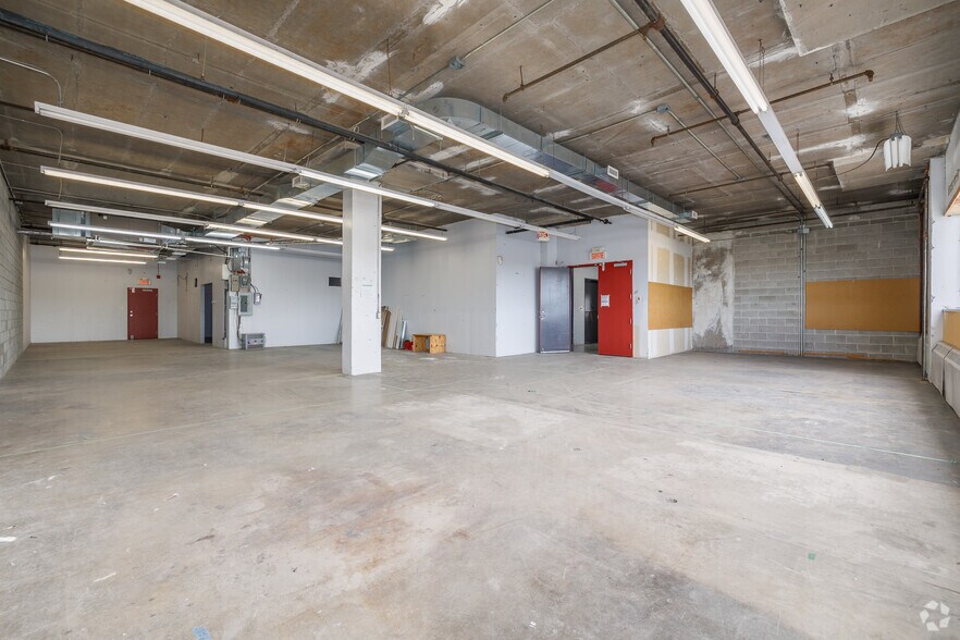 More Photos Of 5550 Rue Fullum, Montréal Loft Creative Space For Lease