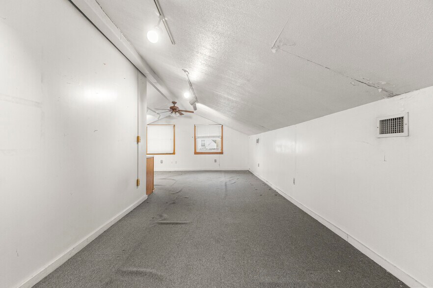 More Photos Of 26905 Plymouth Rd, Redford Township Freestanding For Lease