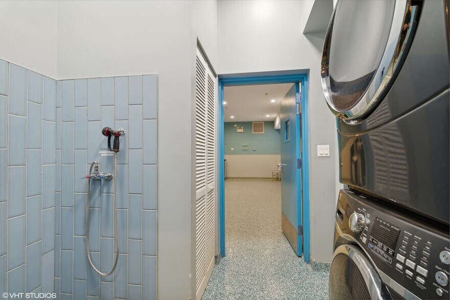 More Photos Of 3522 N Halsted St, Chicago Bar For Sale