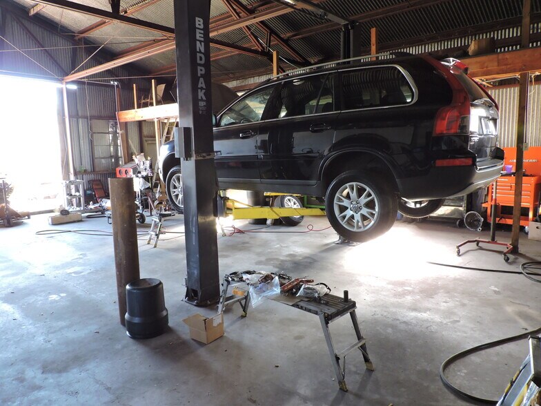 More Photos Of 1170 W Us-90, Lake City Light Distribution For Sale