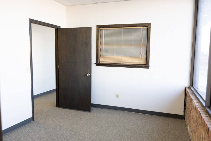 More Photos Of 115 W 1st St, Dumas Medical For Lease