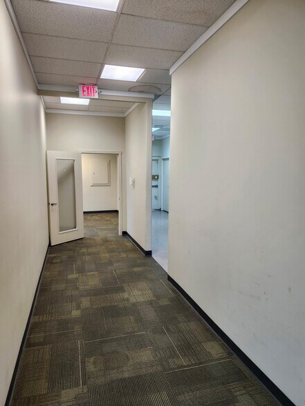 More Photos Of 900 W National Hwy, Washington Unknown For Lease