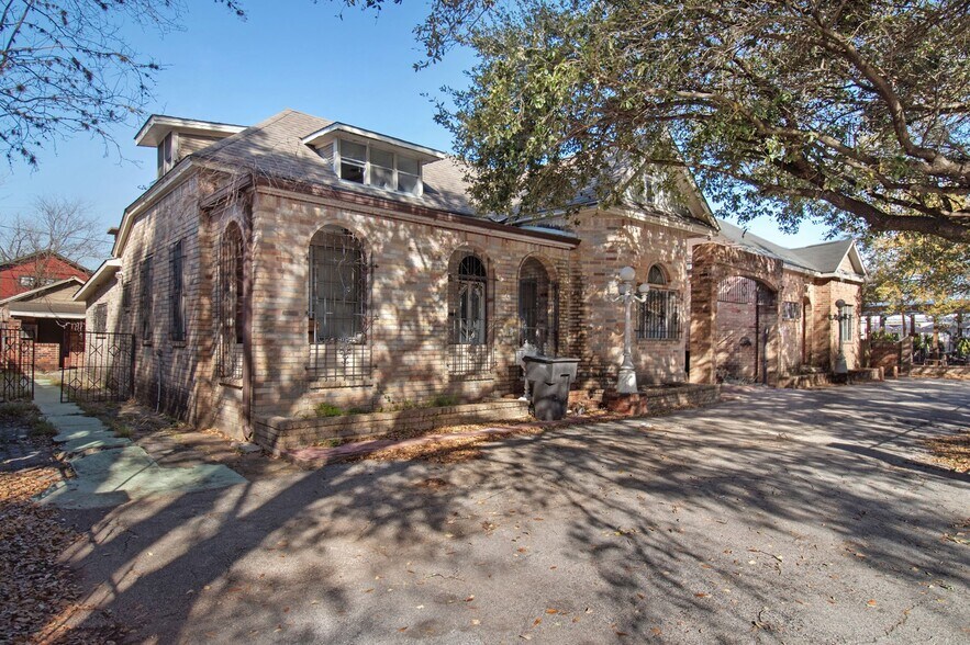Primary Photo Of 1333-1335 Yale St, Houston General Retail For Sale