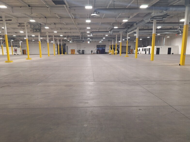 More Photos Of 21310-21314 Lassen St, Chatsworth Warehouse For Lease