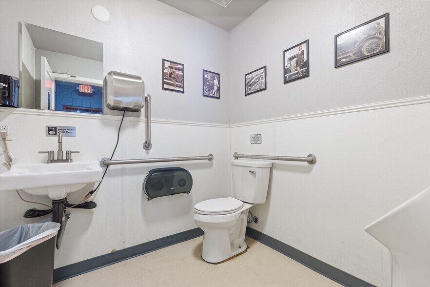 More Photos Of 1330 NE Highway 101, Lincoln City Restaurant For Sale