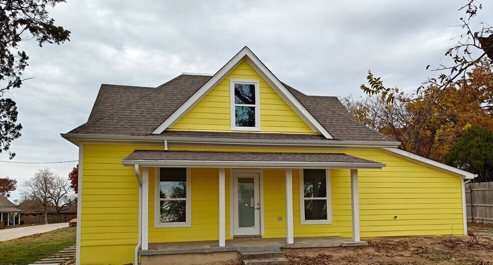 More Photos Of 701 E 1st St, Prosper Office For Sale