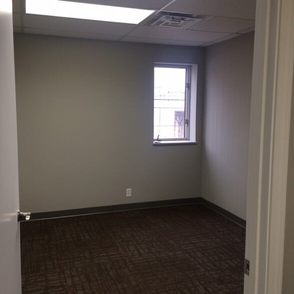 More Photos Of 312-314 Martin Luther King Jr Blvd, Evansville Office For Sale