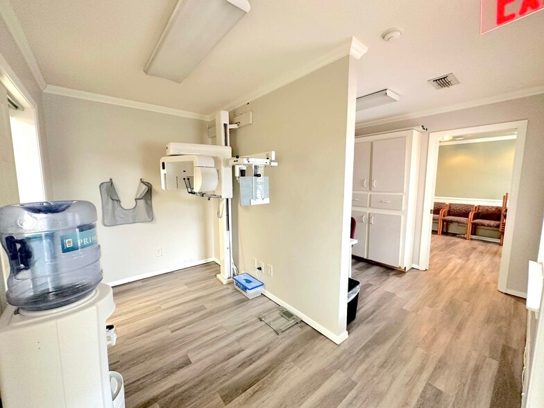 More Photos Of 2221 W Walnut St, Garland Medical For Sale