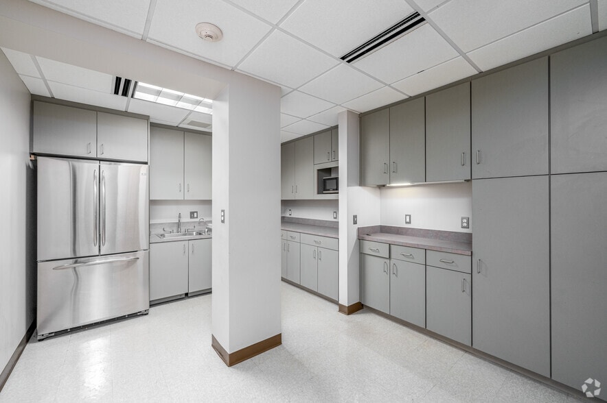 More Photos Of 7220 Wisconsin Ave, Bethesda Medical For Lease