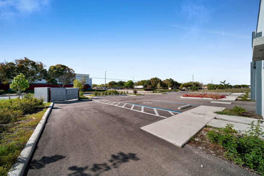 More Photos Of 1913 NE 10th Ter, Cape Coral Flex For Lease