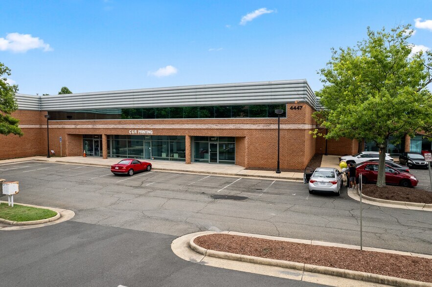 More Photos Of 4445-4449 Brookfield Corporate Dr, Chantilly Showroom For Lease