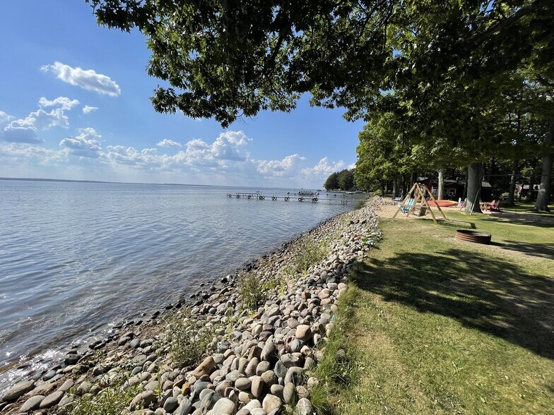 More Photos Of 127 Oneida Dr, Houghton Lake Hotel For Sale