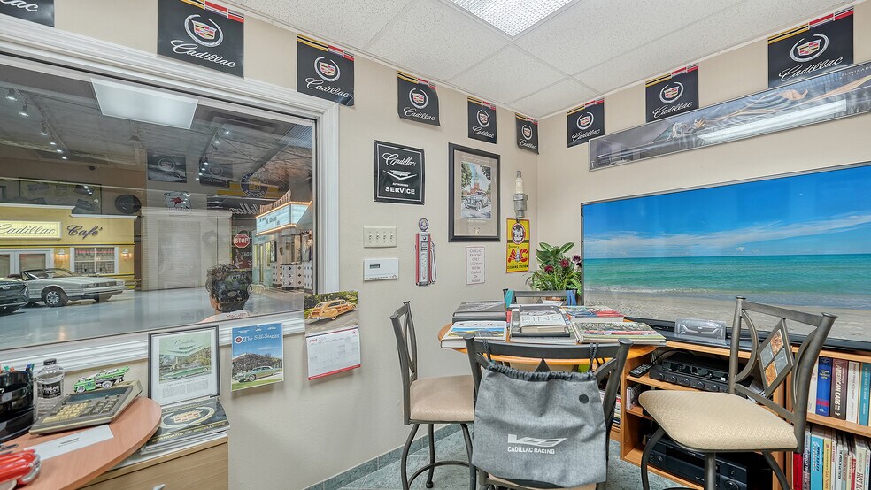 More Photos Of 2111 Whitfield Park Dr, Sarasota Showroom For Sale