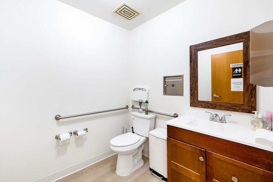 More Photos Of 2031 W Alameda Ave, Burbank Medical For Lease