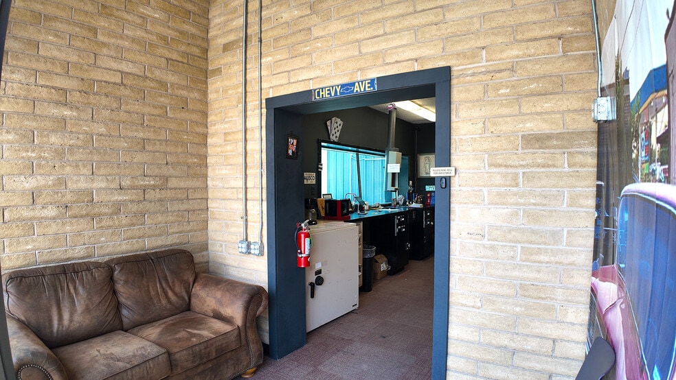 More Photos Of 207 Cottonwood st, Madisonville Warehouse For Sale