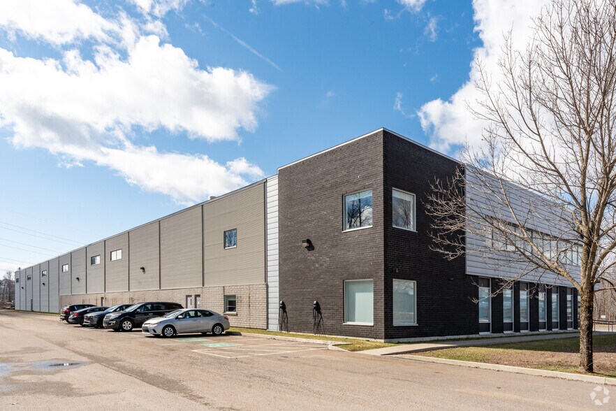 More Photos Of 2511 Boul Du Parc-Technologique, Québec Manufacturing For Sale